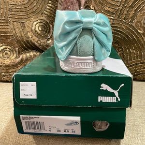 Light Blue suede Puma sneaker with bow. Size 8.5. Worn twice.